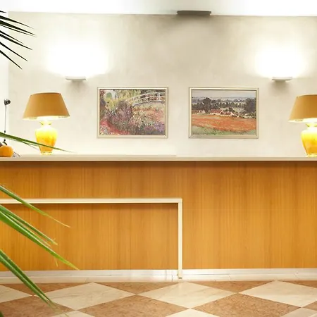 Centre Plaza Hotel 3*