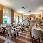 Отель Centre Plaza 3*