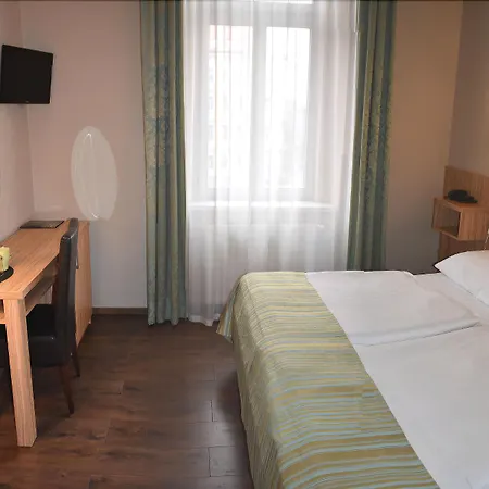 Centre Plaza 3*